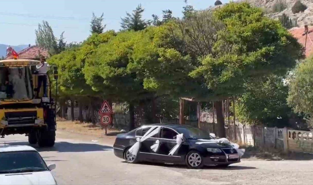 Afyonkarahisar’da dünya evine giren bir çift, düğün konvoyunu, 6 biçerdöver