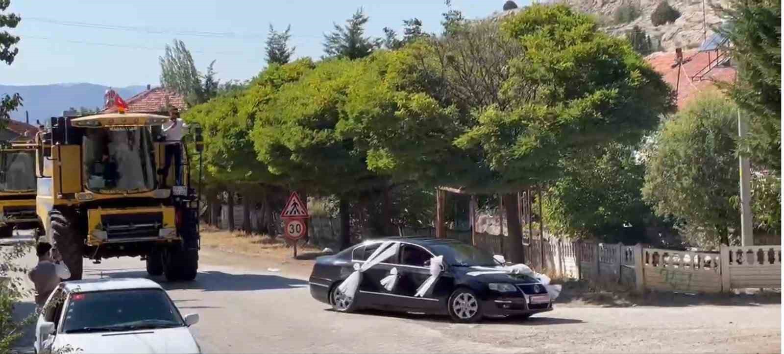 Afyonkarahisar’da dünya evine giren bir çift, düğün konvoyunu, 6 biçerdöver