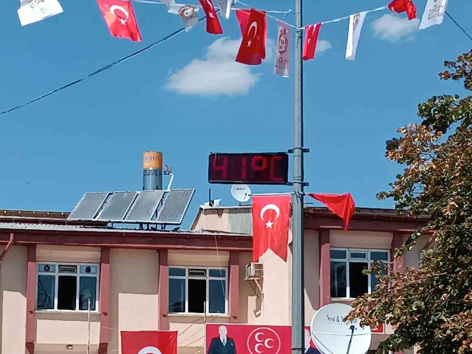 Hava sıcaklığının yükseldiği Afyonkarahisar’da termometreler 41 dereceyi gösterdi. Afyonkarahisar’ın Şuhut