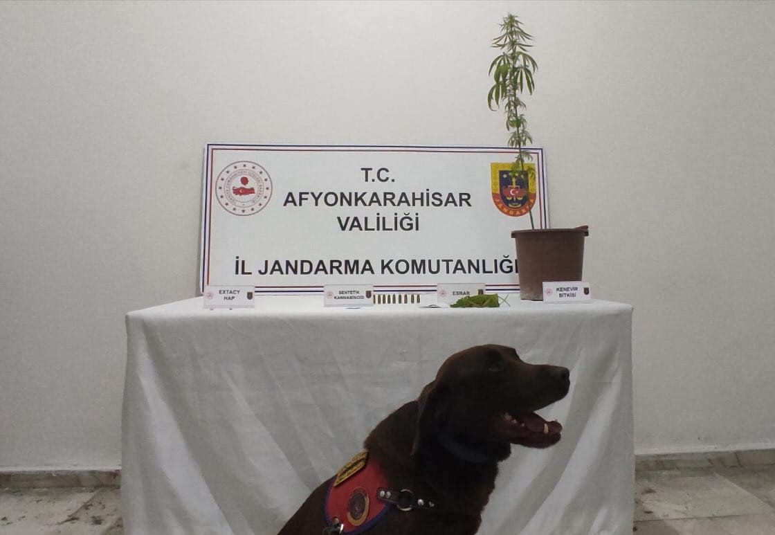 AFYONKARAHİSAR'DA JANDARMA TARAFINDAN GERÇEKLEŞTİRİLEN UYUŞTURUCU OPERASYONUNDA 2 ŞAHIS GÖZALTINA ALINIRKEN,