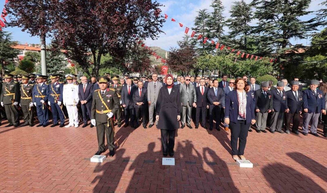 Afyonkarahisar’da 30 Ağustos Zafer Bayramı kutlamaları protokol üyelerinin çelenk sunumu
