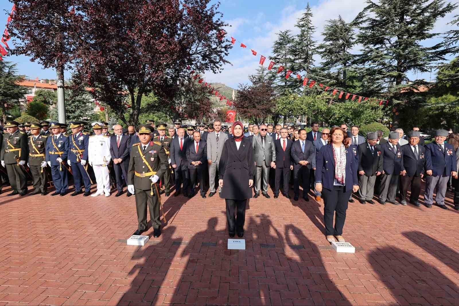 Afyonkarahisar’da 30 Ağustos Zafer Bayramı kutlamaları protokol üyelerinin çelenk sunumu