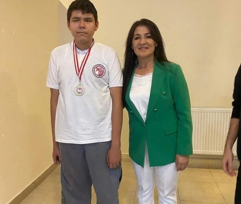 Denizli’de düzenlenen Türkiye Satranç Şampiyonası, birbirinden yetenekli sporcuların katılımıyla büyük
