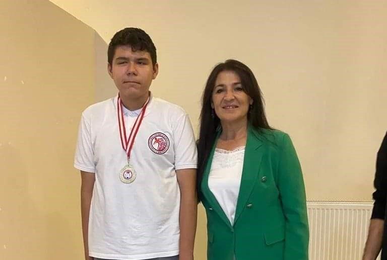 Denizli’de düzenlenen Türkiye Satranç Şampiyonası, birbirinden yetenekli sporcuların katılımıyla büyük