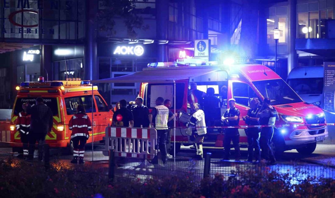 Almanya’nın Solingen kentindeki festivalde gerçekleştirilen bıçaklı saldırıda 3 kişi hayatını