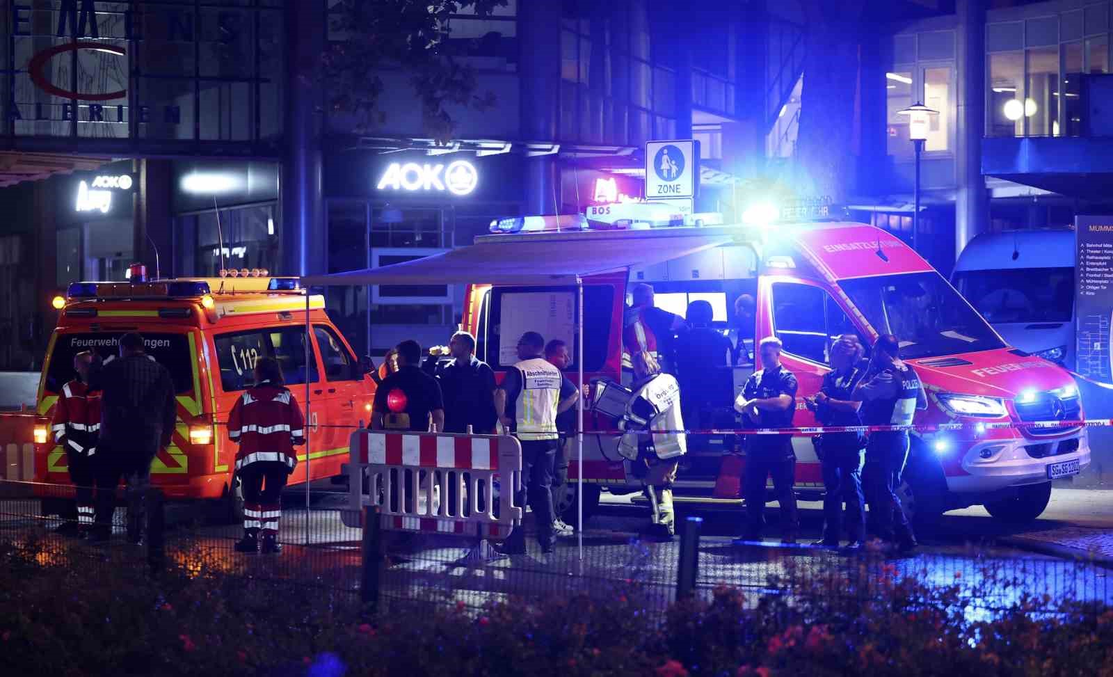 Almanya’nın Solingen kentindeki festivalde gerçekleştirilen bıçaklı saldırıda 3 kişi hayatını