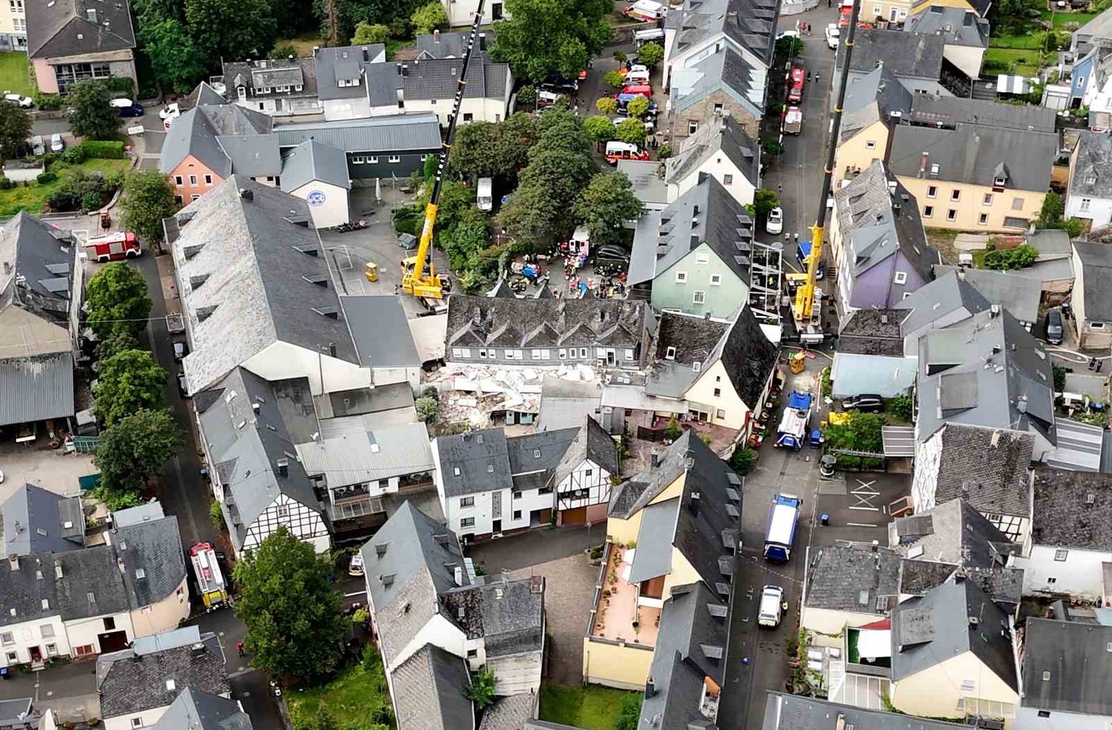 Almanya’da Moselle Nehri’ne yakın bir otelin üst katının çökmesi sonucu