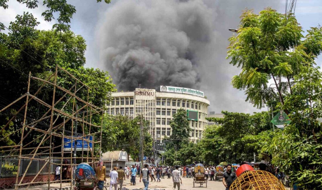 Bangladeş’te Başbakan Şeyh Hasina’nın istifasını isteyen binlerce kişinin gerçekleştirdiği protestolarda