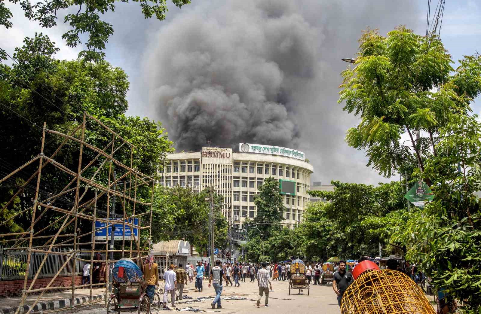 Bangladeş’te Başbakan Şeyh Hasina’nın istifasını isteyen binlerce kişinin gerçekleştirdiği protestolarda