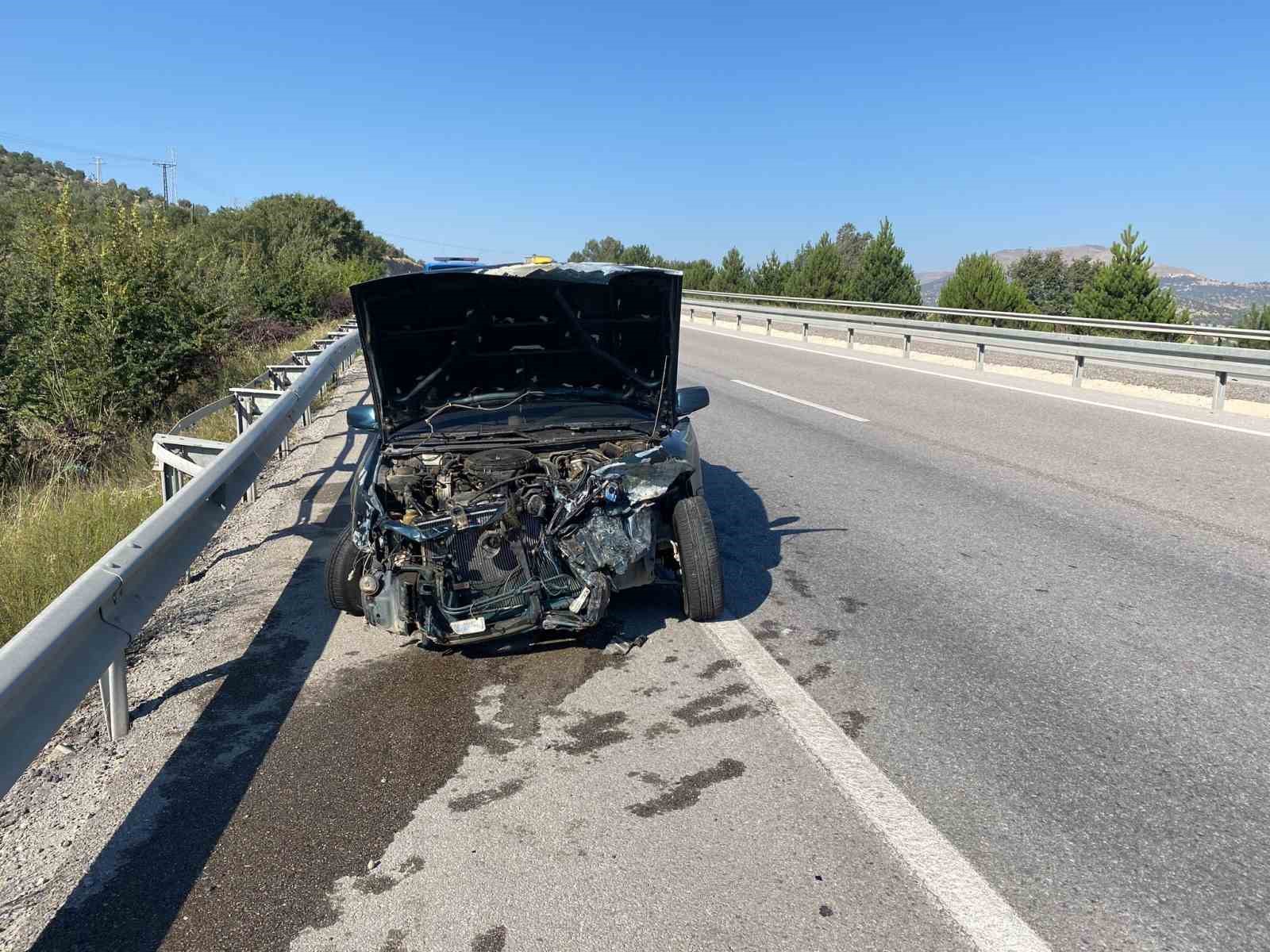 Afyonkarahisar’da refüje girerek bariyerlere çarpan otomobilde ikisi çocuk 4 kişi
