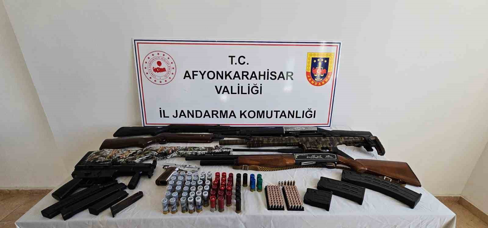 Afyonkarahisar’da aldığı ihbarı değerlendiren jandarma bir eve yaptığı baskında çok