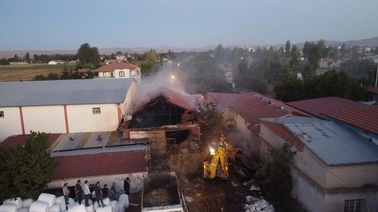 Afyonkarahisar’da besihanede çıkan yangında 5 büyükbaş hayvan telef oldu. Olay,