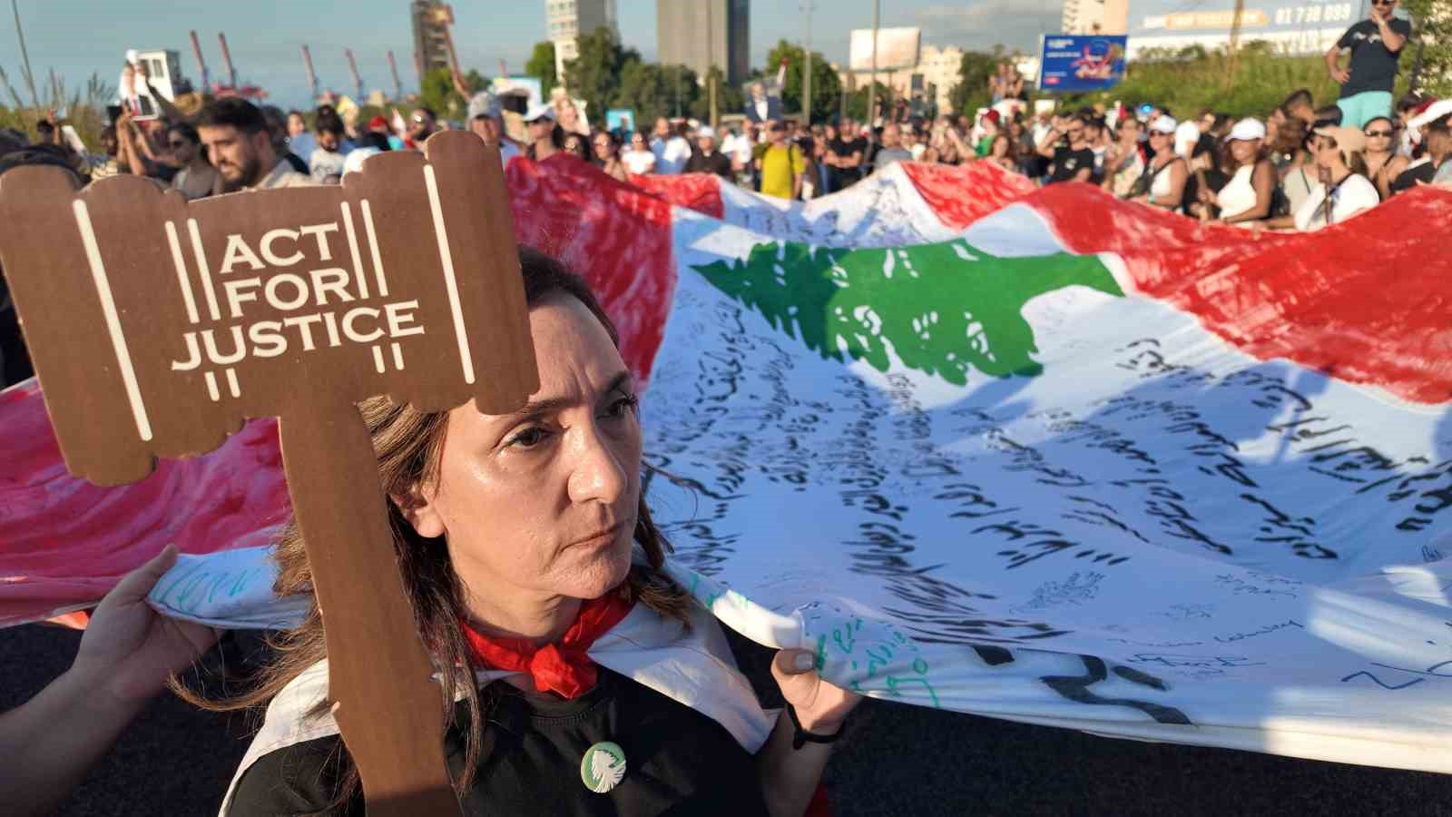 Lübnan’ın Beyrut Limanı’nda en az 220 kişinin ölümüne ve 6