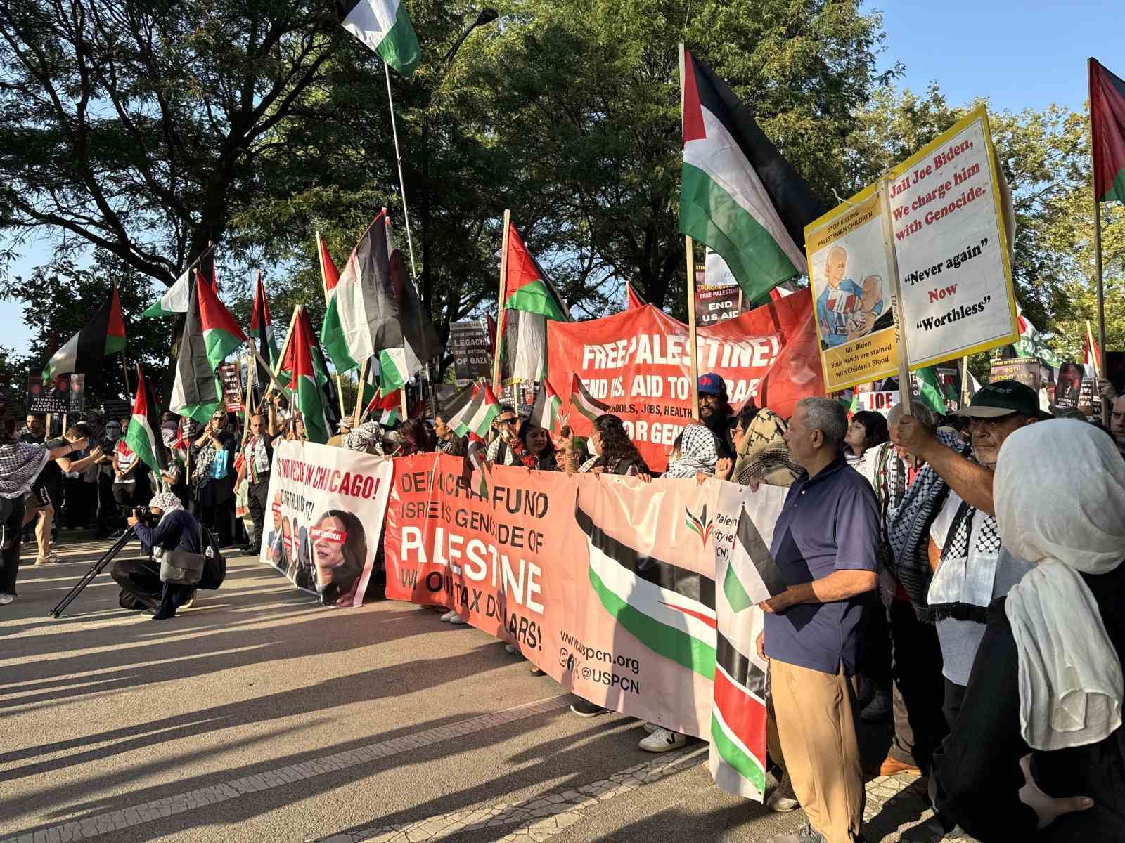 Chicago’da devam eden Demokrat Parti Ulusal Kongresi binlerce Filistin destekçisi