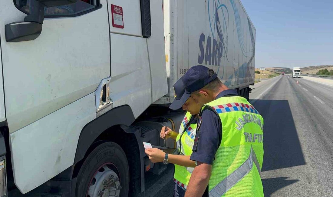 Afyonkarahisar’ın Bolvadin ilçesinde jandarma ekipleri sürücülere yönelik dron destekli asayiş