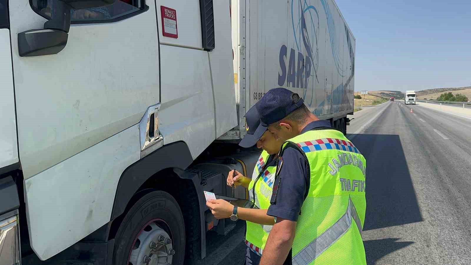 Afyonkarahisar’ın Bolvadin ilçesinde jandarma ekipleri sürücülere yönelik dron destekli asayiş