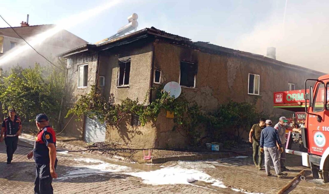 Afyonkarahisar’ın Çay ilçesindeki bir ev, çıkan yangında kullanılmaz hale gelirken