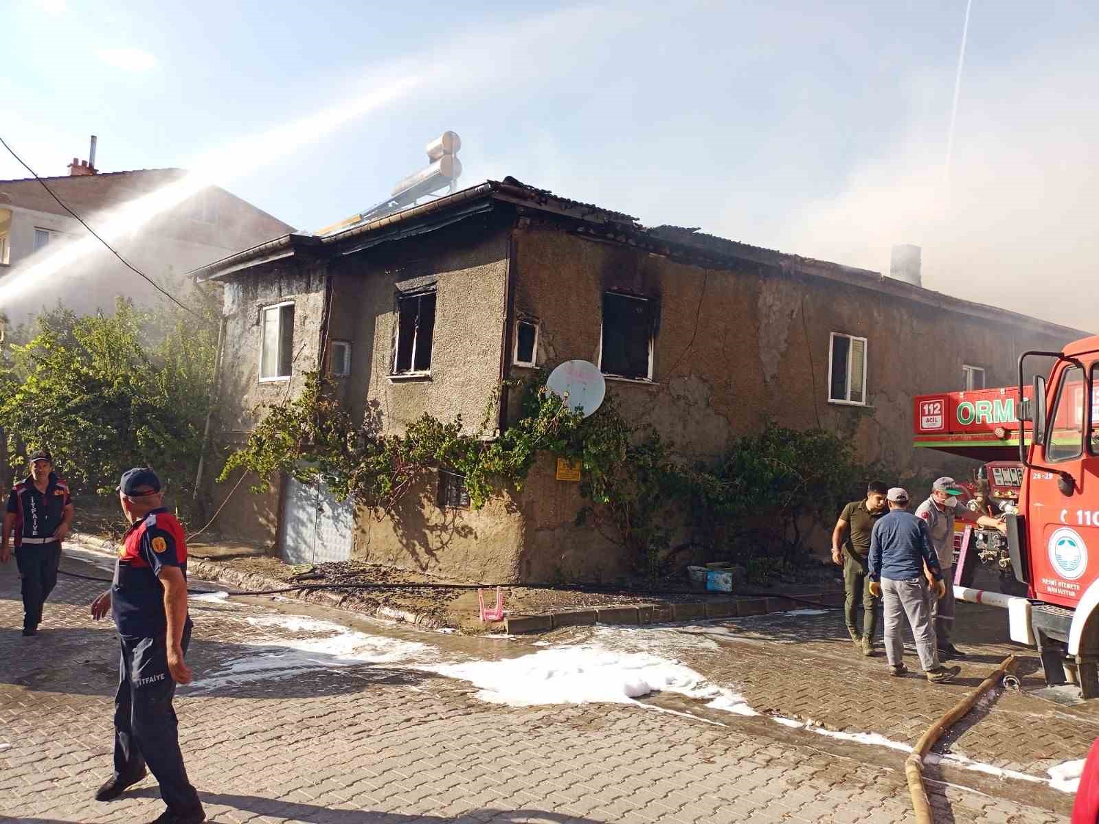 Afyonkarahisar’ın Çay ilçesindeki bir ev, çıkan yangında kullanılmaz hale gelirken