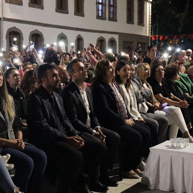 Zafer Meydanı’nda gerçekleştirilen etkinlikte ünlü komedyenler Süheyl ve Behzat Uygur