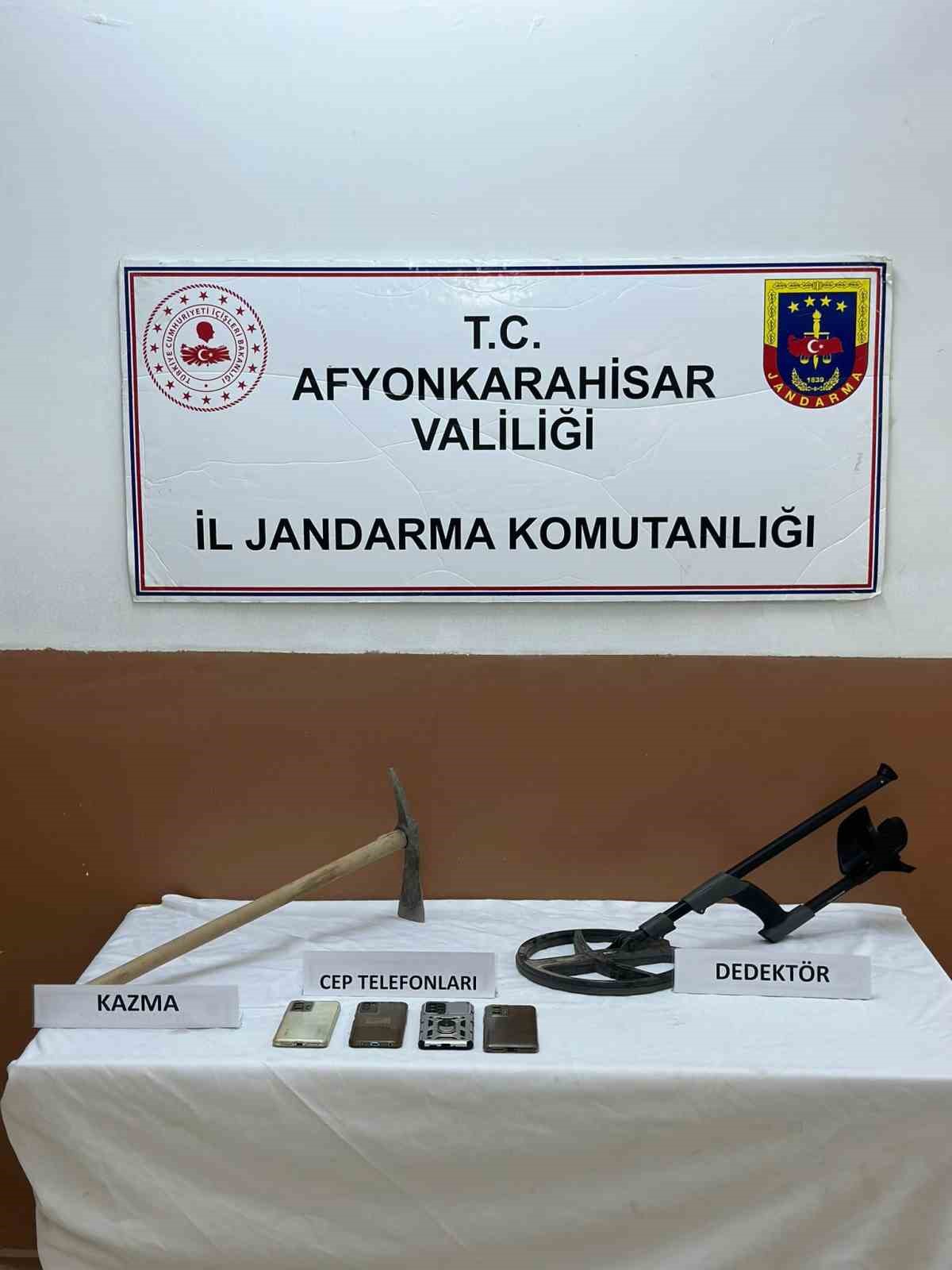 Afyonkarahisar’da dedektör ve kazma ile define arayan 4 şahıs devriye