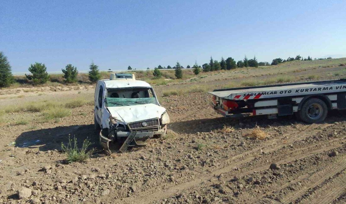 Afyonkarahisar’ın kontrolden çıkarak yol kenarındaki tarım arazisine devrilen kamyonette 2