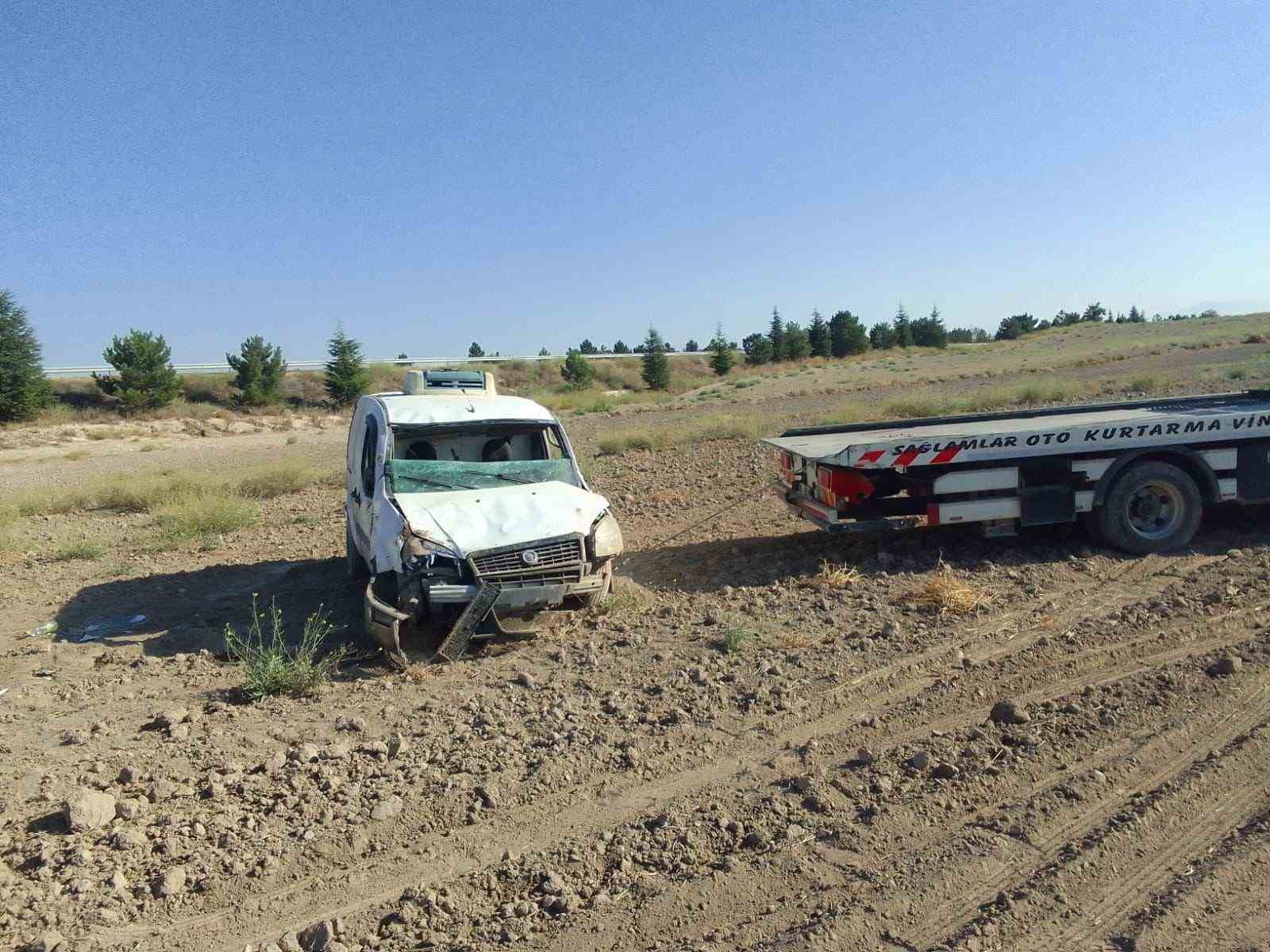 Afyonkarahisar’ın kontrolden çıkarak yol kenarındaki tarım arazisine devrilen kamyonette 2