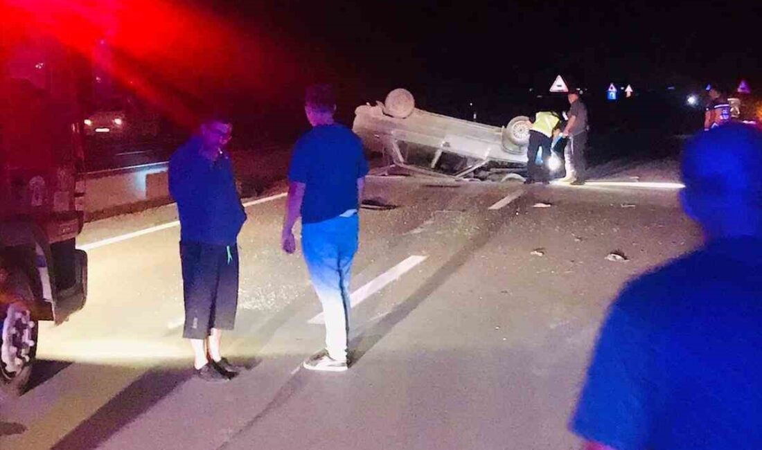 Afyonkarahisar’da kontrolden çıkarak yol ortasına devrilen otomobilde 2 kişi yaralandı.