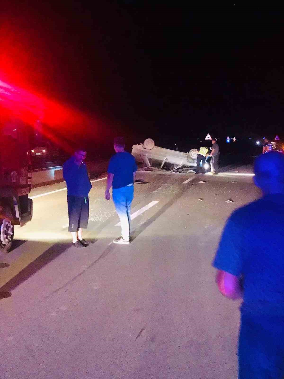 Afyonkarahisar’da kontrolden çıkarak yol ortasına devrilen otomobilde 2 kişi yaralandı.