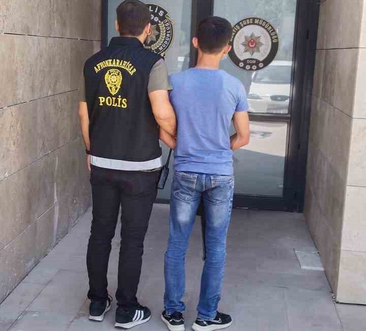 Afyonkarahisar’da dolandırıcılık suçundan hapis cezasıyla aranan şahıs polis tarafından yakalandı.