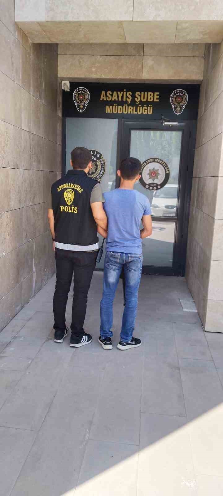Afyonkarahisar’da dolandırıcılık suçundan hapis cezasıyla aranan şahıs polis tarafından yakalandı.