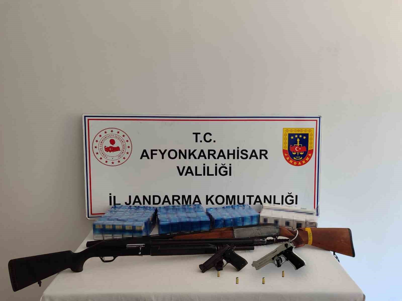 AFYONKARAHİSAR'DA GERÇEKLEŞTİRİLEN BİR KIR DÜĞÜNDE ELLERİNE ALDIKLARI SİLAHLARLA HAVAYA ATEŞ
