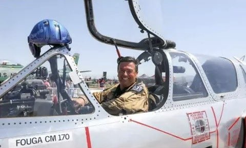 Fransa’nın güneyinde düzenlenen hava gösterisi sırasında 2 kişilik eğitim uçağı