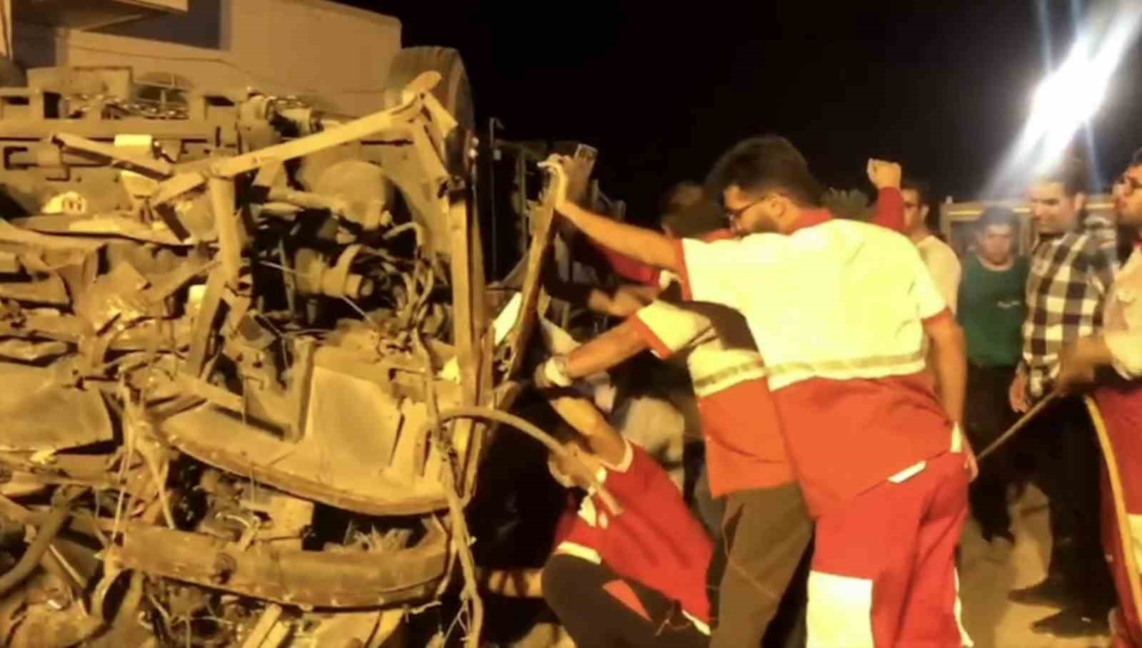 Irak’taki Erbain törenlerine katılmak için yola çıkan Pakistanlıların bulunduğu otobüsün