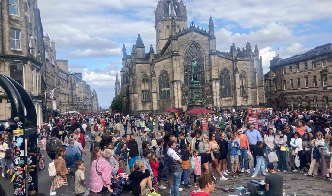 İskoçya’da başlayan Edinburgh Uluslararası Festivali çerçevesinde bilim, sanat, müzik, dans