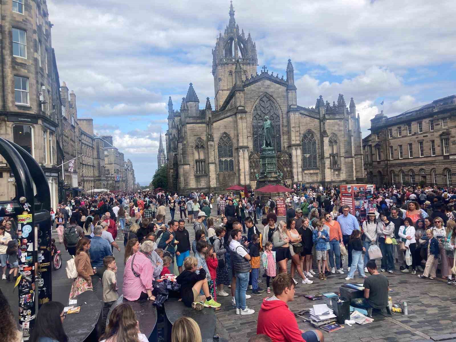 İskoçya’da başlayan Edinburgh Uluslararası Festivali çerçevesinde bilim, sanat, müzik, dans