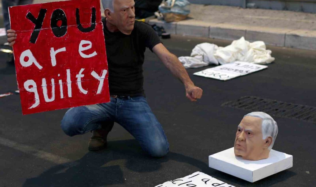 İsrail’in başkenti Tel Aviv’de düzenlenen esir protestosunda hükümete tepki gösteren