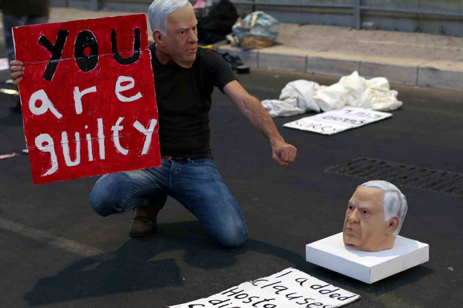 İsrail’in başkenti Tel Aviv’de düzenlenen esir protestosunda hükümete tepki gösteren