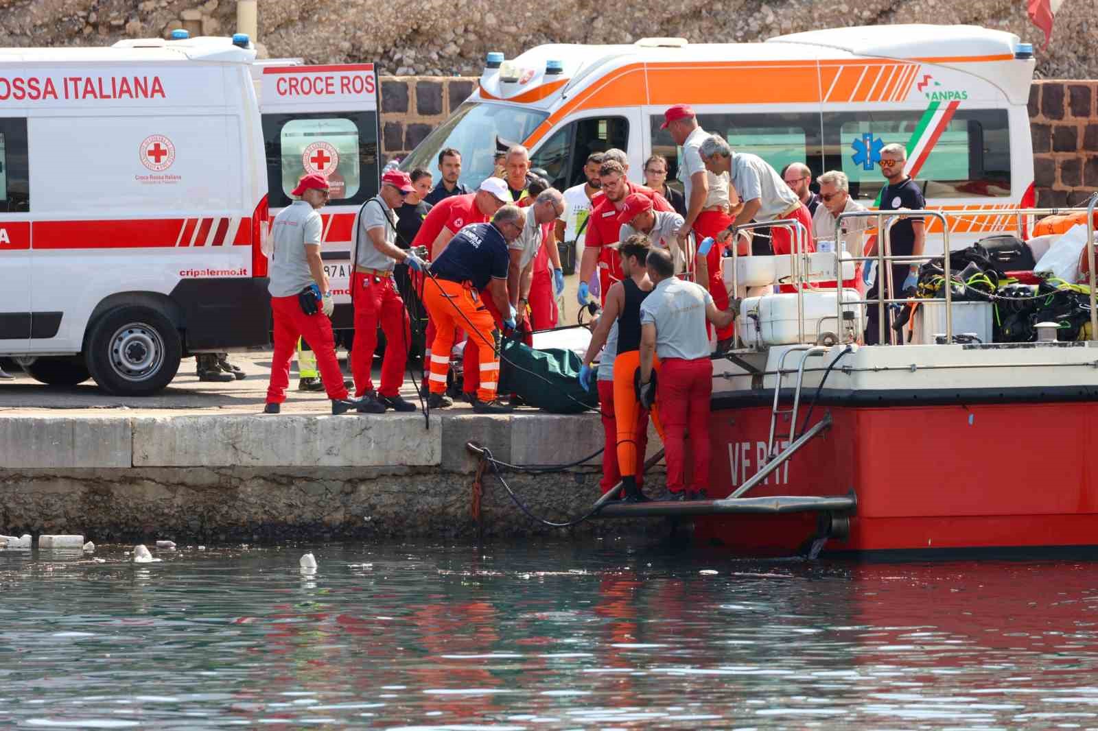 İtalya’nın Palermo şehri açıklarında 22 kişiyi taşıyan lüks yatın battığı