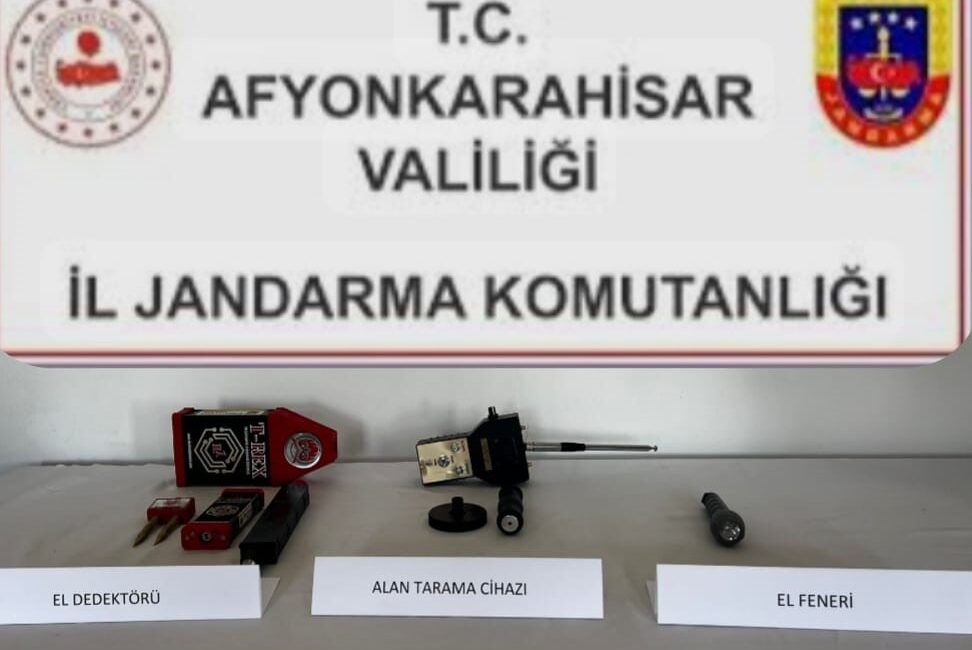 Afyonkarahisar’da jandarmayı görerek kaçan şahıslar kısa süreli bir kovalamaca sonrası