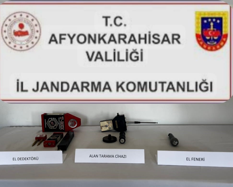 Afyonkarahisar’da jandarmayı görerek kaçan şahıslar kısa süreli bir kovalamaca sonrası