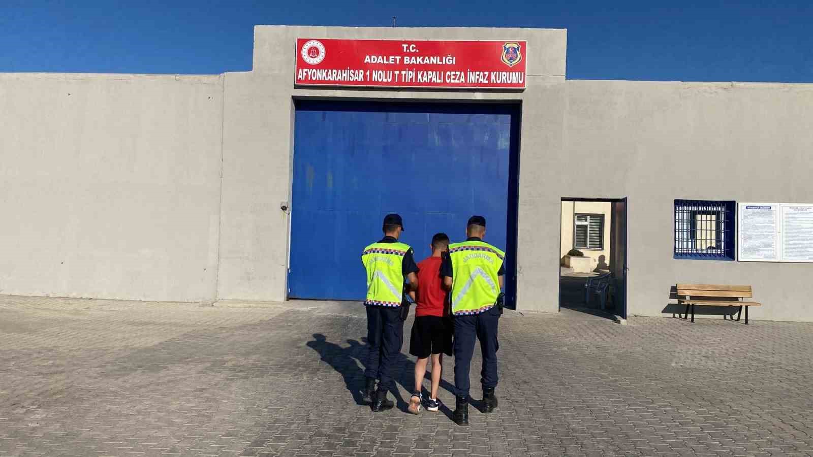 Afyonkarahisar’da kasten yaralama suçundan aranan şahıs jandarmanın takibi ile yakalandı.
