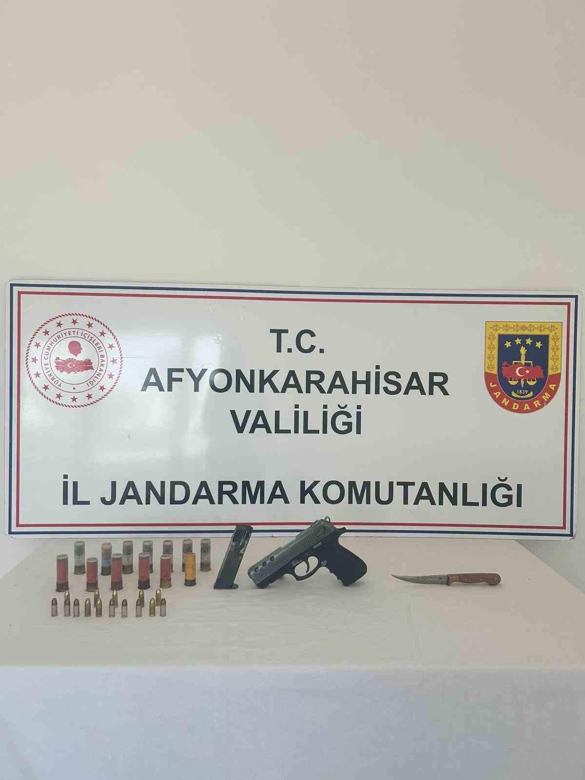 AFYONKARAHİSAR’DA KASTEN YARALAMA SUÇUNDAN ARANAN BİR ŞAHIS RUHSATSIZ TABANCA VE