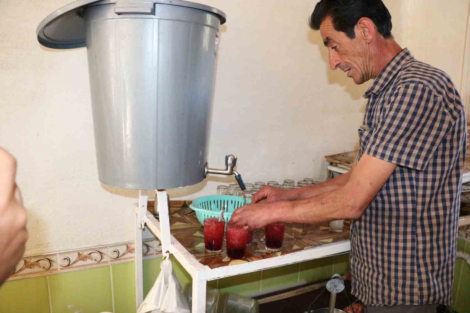 Afyonkarahisar’da kavurucu yaz sıcağından bunalanlar, Akdağ’daki kar kuyusundan getirilen kardan