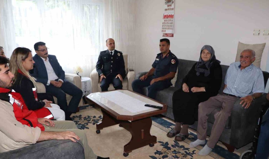 Afyonkarahisar Emirdağ Kaymakamı Yasin Akgül, şehit aileleri ve gazilerin kendilerine
