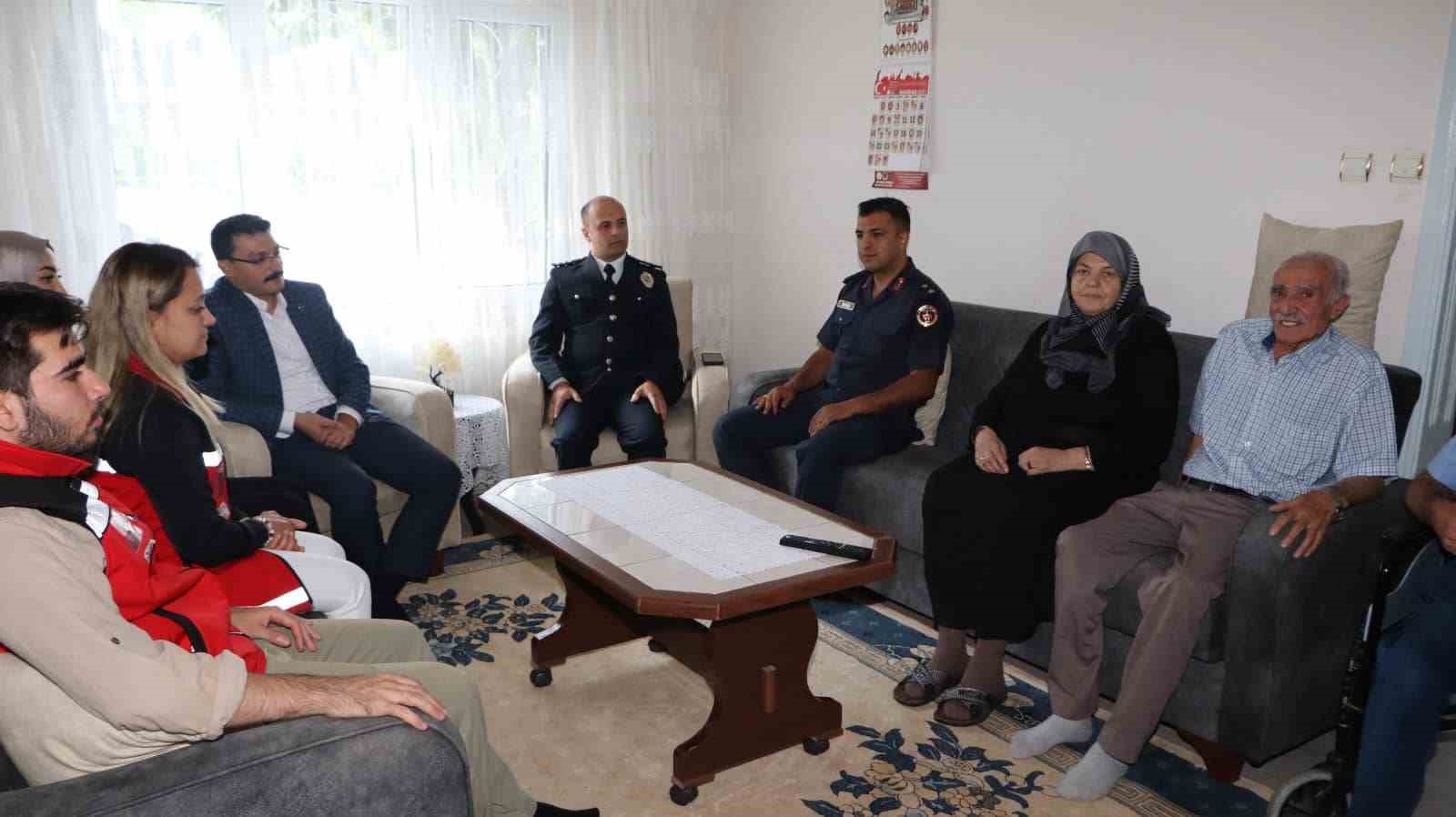 Afyonkarahisar Emirdağ Kaymakamı Yasin Akgül, şehit aileleri ve gazilerin kendilerine