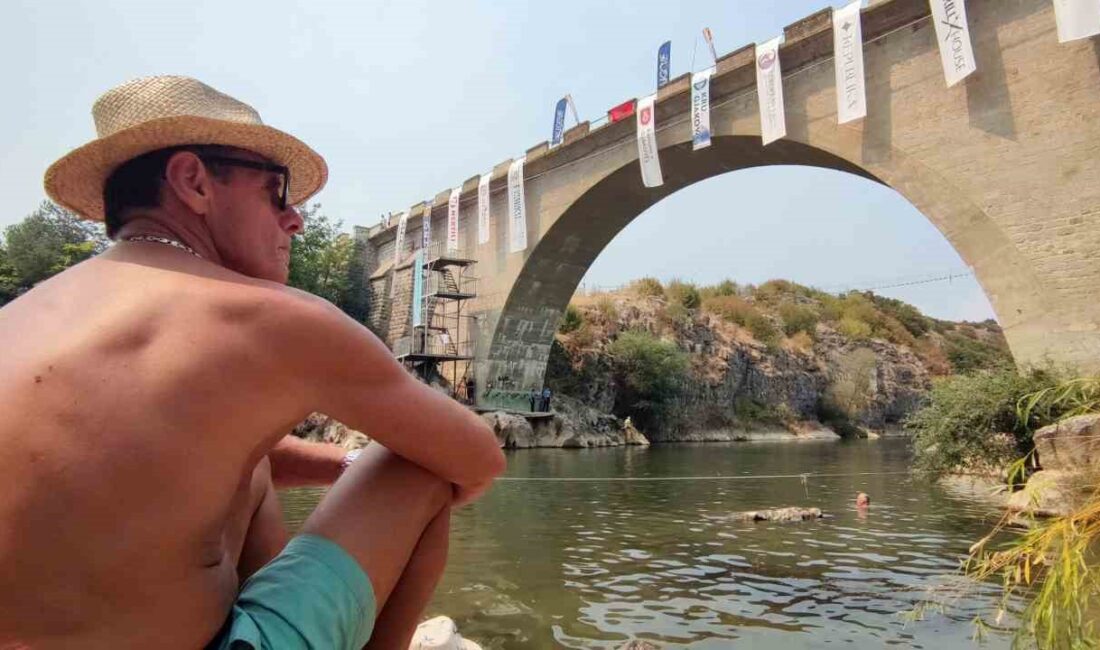 KOSOVA'DA GELENEKSEL ŞİVAN KÖPRÜSÜ ATLAMA YARIŞI DÜZENLENDİ