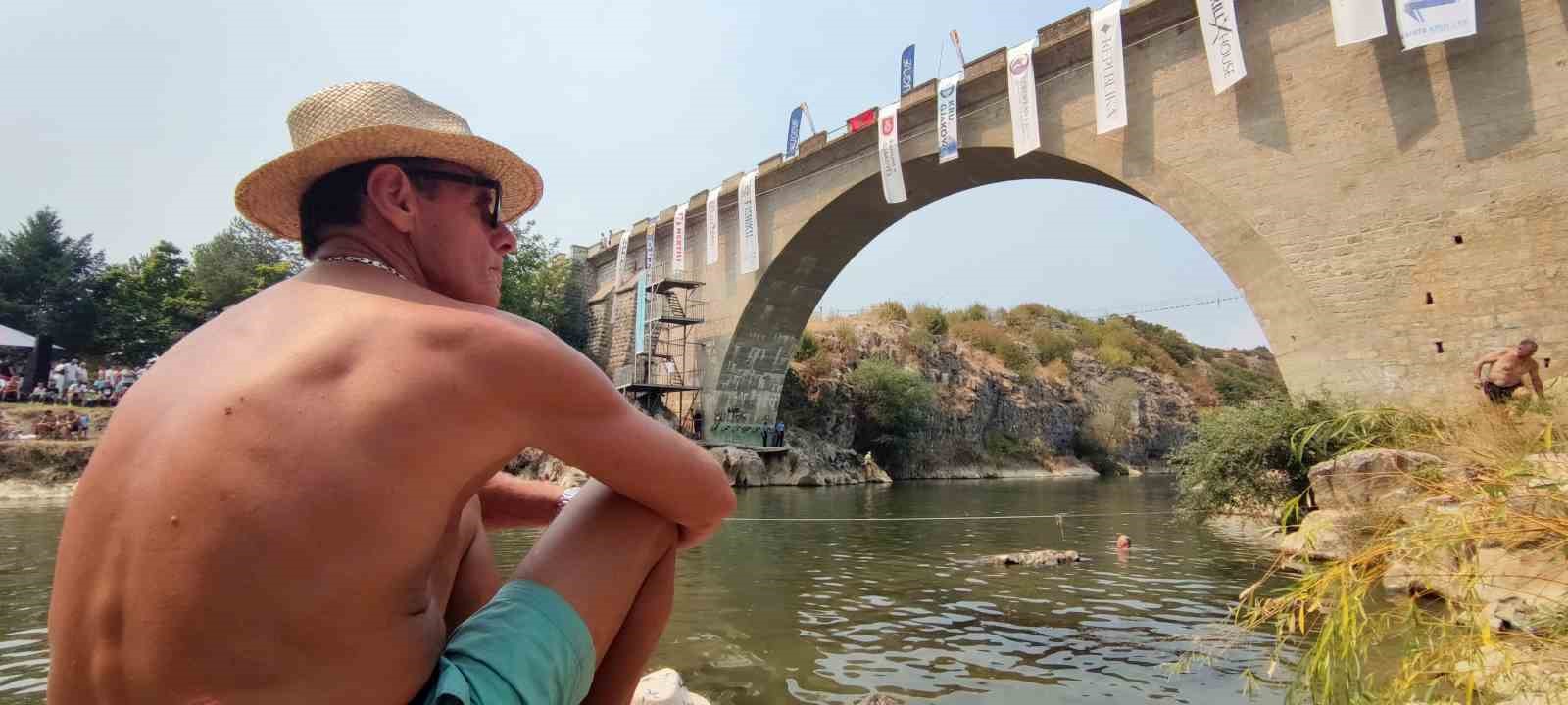 KOSOVA'DA GELENEKSEL ŞİVAN KÖPRÜSÜ ATLAMA YARIŞI DÜZENLENDİ