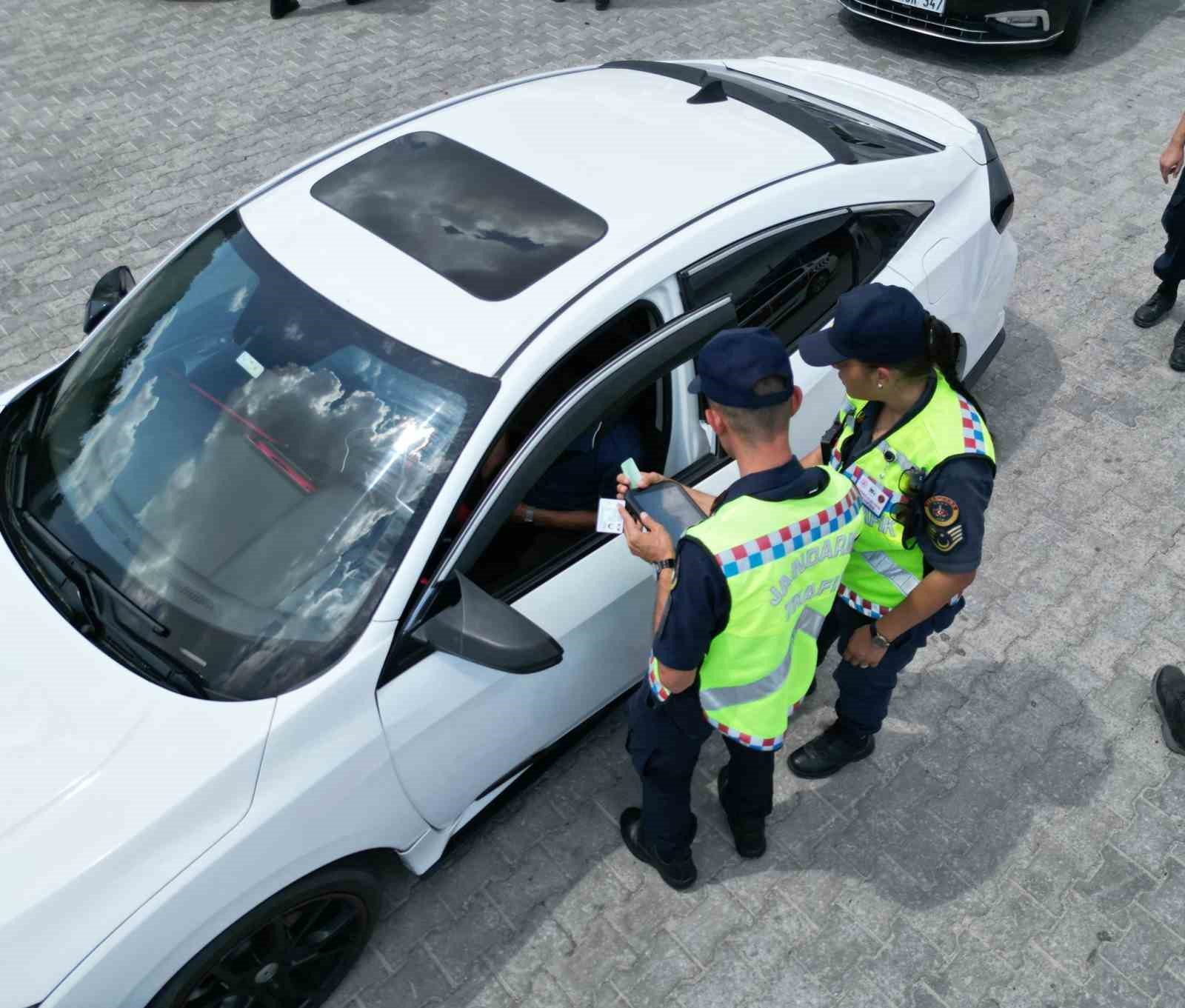 Afyonkarahisar’da jandarma tarafından gerçekleştirilen trafik ve asayiş denetiminde 402 kişinin