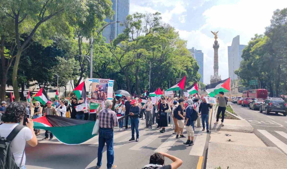 Meksika’nın başkenti Mexico City’de yüzlerce kişi İsrail karşıtı protesto için