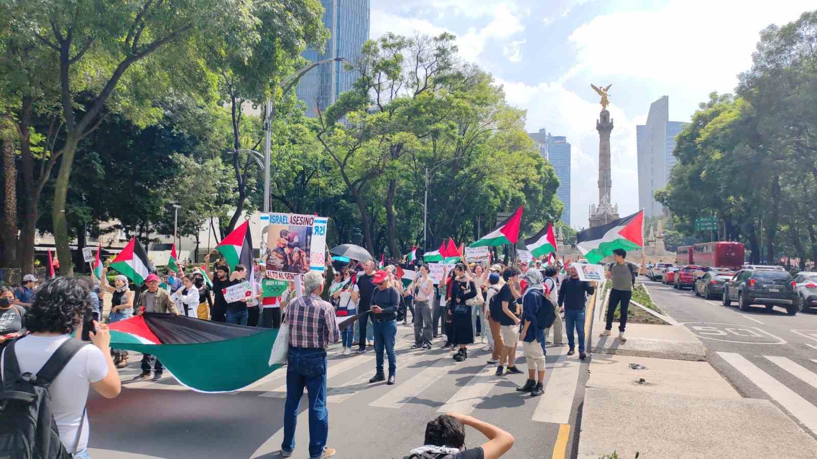 Meksika’nın başkenti Mexico City’de yüzlerce kişi İsrail karşıtı protesto için